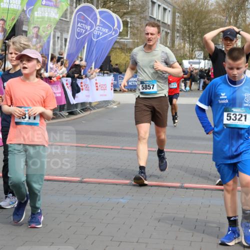 12.04.2026 - 45. Internationalen Wilhelmsburger Insellauf Strokosch-Dieckow http://msf.ph/oto/9476281 12.04.2026 12:56:24 Ziel 4311, 2017, 2074, 5780, 5857, 2937, 5113 meine-sportfotos.de