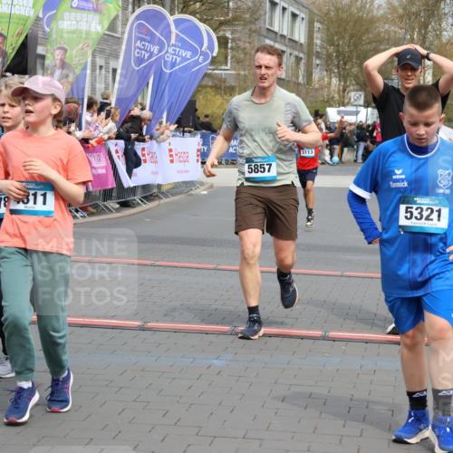 12.04.2026 - 45. Internationalen Wilhelmsburger Insellauf Strokosch-Dieckow http://msf.ph/oto/9476289 12.04.2026 12:56:24 Ziel 4311, 2017, 2074, 5780, 5857, 2937, 5113 meine-sportfotos.de