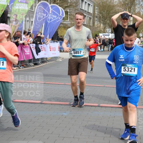 12.04.2026 - 45. Internationalen Wilhelmsburger Insellauf Strokosch-Dieckow http://msf.ph/oto/9476307 12.04.2026 12:56:24 Ziel 4311, 2017, 2074, 5780, 5857, 2937, 5113 meine-sportfotos.de