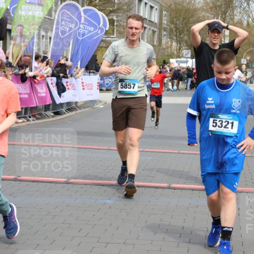 12.04.2026 - 45. Internationalen Wilhelmsburger Insellauf Strokosch-Dieckow http://msf.ph/oto/9476322 12.04.2026 12:56:24 Ziel 4311, 2017, 2074, 5780, 5857, 2937, 5113 meine-sportfotos.de