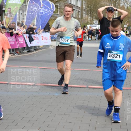 12.04.2026 - 45. Internationalen Wilhelmsburger Insellauf Strokosch-Dieckow http://msf.ph/oto/9476332 12.04.2026 12:56:24 Ziel 4311, 2017, 2074, 5780, 5857, 2937, 5113 meine-sportfotos.de