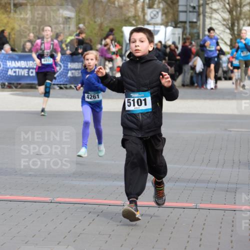 12.04.2026 - 45. Internationalen Wilhelmsburger Insellauf Strokosch-Dieckow http://msf.ph/oto/9476461 12.04.2026 12:56:46 Ziel 4545, 5101, 4261 meine-sportfotos.de