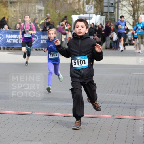 12.04.2026 - 45. Internationalen Wilhelmsburger Insellauf Strokosch-Dieckow http://msf.ph/oto/9476471 12.04.2026 12:56:46 Ziel 4545, 5101, 4261 meine-sportfotos.de