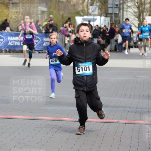 12.04.2026 - 45. Internationalen Wilhelmsburger Insellauf Strokosch-Dieckow http://msf.ph/oto/9476484 12.04.2026 12:56:46 Ziel 4545, 5101, 4261 meine-sportfotos.de
