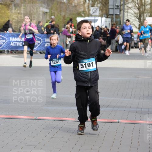 12.04.2026 - 45. Internationalen Wilhelmsburger Insellauf Strokosch-Dieckow http://msf.ph/oto/9476497 12.04.2026 12:56:46 Ziel 4545, 5101, 4261 meine-sportfotos.de