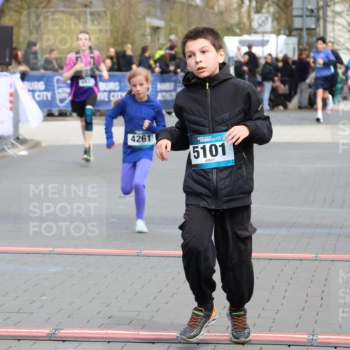 12.04.2026 - 45. Internationalen Wilhelmsburger Insellauf Strokosch-Dieckow http://msf.ph/oto/9476579 12.04.2026 12:56:47 Ziel 4545, 5101, 4261, 4933 meine-sportfotos.de