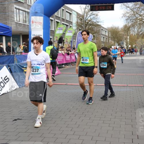 12.04.2026 - 45. Internationalen Wilhelmsburger Insellauf Strokosch-Dieckow http://msf.ph/oto/9477164 12.04.2026 12:57:13 Ziel 5094, 4835, 5141, 5549, 5163 meine-sportfotos.de
