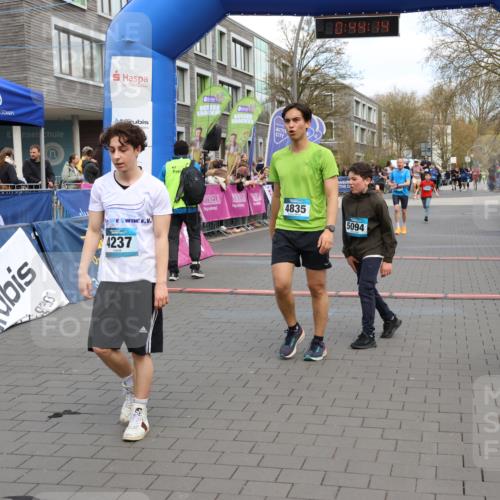 12.04.2026 - 45. Internationalen Wilhelmsburger Insellauf Strokosch-Dieckow http://msf.ph/oto/9477180 12.04.2026 12:57:13 Ziel 5094, 4835, 5141, 5549, 5163 meine-sportfotos.de