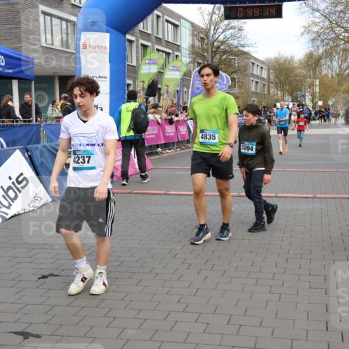 12.04.2026 - 45. Internationalen Wilhelmsburger Insellauf Strokosch-Dieckow http://msf.ph/oto/9477196 12.04.2026 12:57:13 Ziel 5094, 4835, 5141, 5549, 5163 meine-sportfotos.de