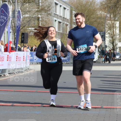 12.04.2026 - 45. Internationalen Wilhelmsburger Insellauf Strokosch-Dieckow http://msf.ph/oto/9477293 12.04.2026 11:36:52 Ziel 2428, 2427 meine-sportfotos.de