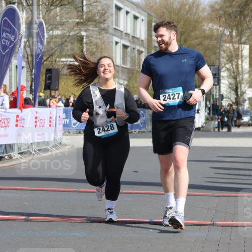 12.04.2026 - 45. Internationalen Wilhelmsburger Insellauf Strokosch-Dieckow http://msf.ph/oto/9477307 12.04.2026 11:36:52 Ziel 2428, 2427 meine-sportfotos.de