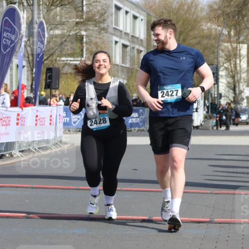 12.04.2026 - 45. Internationalen Wilhelmsburger Insellauf Strokosch-Dieckow http://msf.ph/oto/9477321 12.04.2026 11:36:52 Ziel 2428, 2427 meine-sportfotos.de