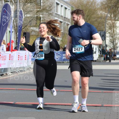 12.04.2026 - 45. Internationalen Wilhelmsburger Insellauf Strokosch-Dieckow http://msf.ph/oto/9477364 12.04.2026 11:36:53 Ziel 2428, 2427 meine-sportfotos.de