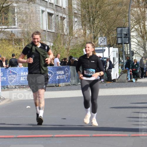12.04.2026 - 45. Internationalen Wilhelmsburger Insellauf Strokosch-Dieckow http://msf.ph/oto/9477454 12.04.2026 11:37:44 Ziel 3050, 3051 meine-sportfotos.de