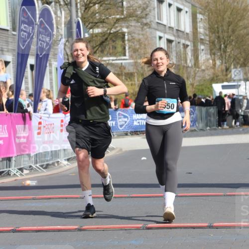 12.04.2026 - 45. Internationalen Wilhelmsburger Insellauf Strokosch-Dieckow http://msf.ph/oto/9477479 12.04.2026 11:37:47 Ziel 3050, 3051 meine-sportfotos.de