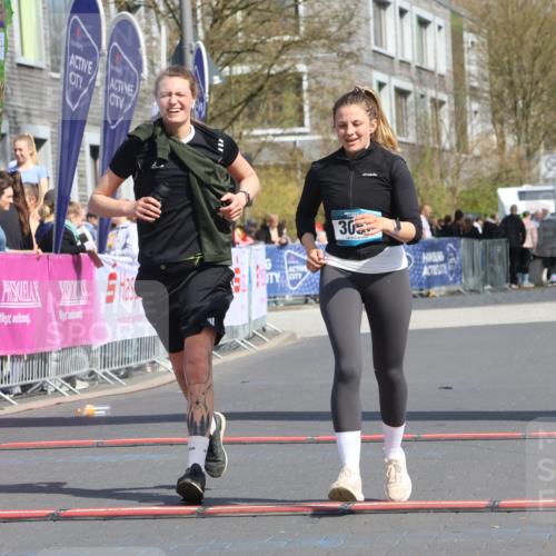 12.04.2026 - 45. Internationalen Wilhelmsburger Insellauf Strokosch-Dieckow http://msf.ph/oto/9477523 12.04.2026 11:37:47 Ziel 3050, 3051 meine-sportfotos.de
