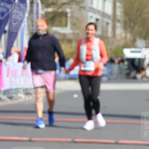 12.04.2026 - 45. Internationalen Wilhelmsburger Insellauf Strokosch-Dieckow http://msf.ph/oto/9477590 12.04.2026 11:38:45 Ziel 5655, 5656 meine-sportfotos.de