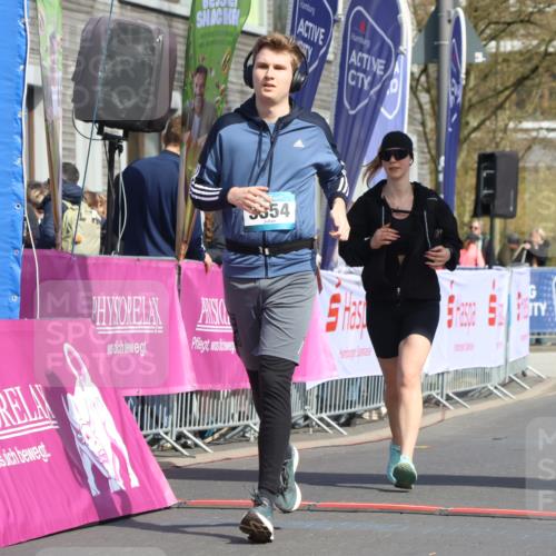 12.04.2026 - 45. Internationalen Wilhelmsburger Insellauf Strokosch-Dieckow http://msf.ph/oto/9477692 12.04.2026 11:39:05 Ziel 3354, 2955 meine-sportfotos.de
