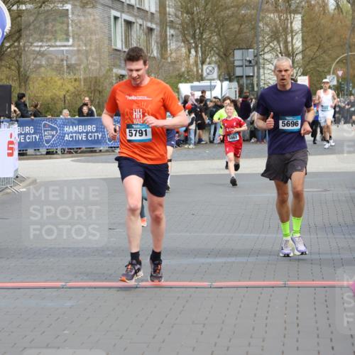 12.04.2026 - 45. Internationalen Wilhelmsburger Insellauf Strokosch-Dieckow http://msf.ph/oto/9477852 12.04.2026 12:57:50 Ziel 5744, 4524, 4259, 5791, 5696, 4740 meine-sportfotos.de