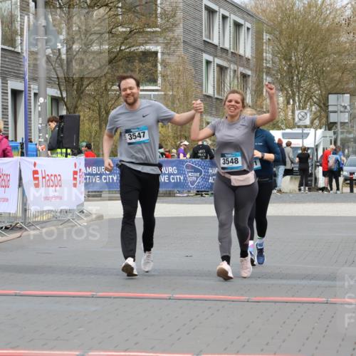 12.04.2026 - 45. Internationalen Wilhelmsburger Insellauf Strokosch-Dieckow http://msf.ph/oto/9477855 12.04.2026 13:30:11 Ziel 3648, 3547, 3548, 2131 meine-sportfotos.de