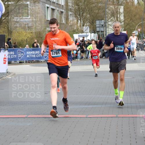 12.04.2026 - 45. Internationalen Wilhelmsburger Insellauf Strokosch-Dieckow http://msf.ph/oto/9477860 12.04.2026 12:57:51 Ziel 5744, 4524, 4259, 5791, 5696, 4740, 4599 meine-sportfotos.de