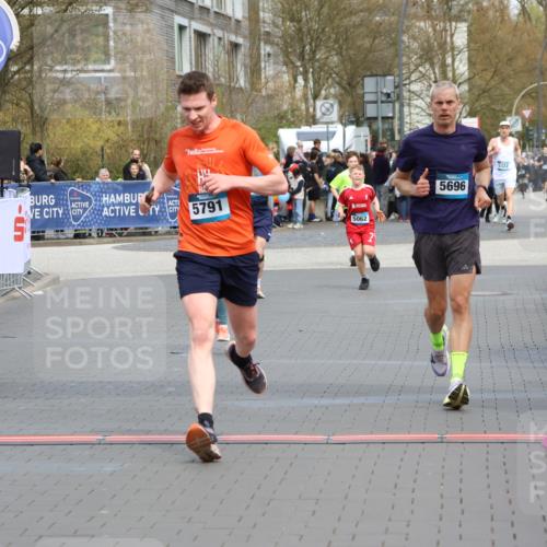 12.04.2026 - 45. Internationalen Wilhelmsburger Insellauf Strokosch-Dieckow http://msf.ph/oto/9477869 12.04.2026 12:57:51 Ziel 5744, 4524, 4259, 5791, 5696, 4740, 4599 meine-sportfotos.de