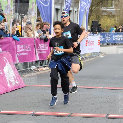 12.04.2026 - 45. Internationalen Wilhelmsburger Insellauf Strokosch-Dieckow http://msf.ph/oto/9478248 12.04.2026 12:58:25 Ziel 5211, 4968, 2707, 5169 meine-sportfotos.de