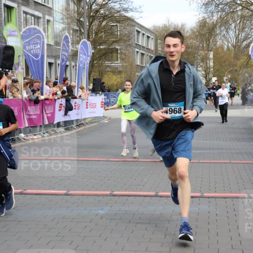 12.04.2026 - 45. Internationalen Wilhelmsburger Insellauf Strokosch-Dieckow http://msf.ph/oto/9478284 12.04.2026 12:58:26 Ziel 5211, 4968, 2707, 5169, 5214 meine-sportfotos.de