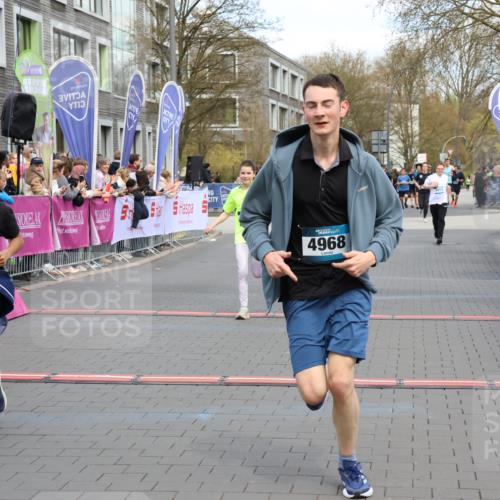 12.04.2026 - 45. Internationalen Wilhelmsburger Insellauf Strokosch-Dieckow http://msf.ph/oto/9478303 12.04.2026 12:58:26 Ziel 5211, 4968, 2707, 5169, 5214 meine-sportfotos.de