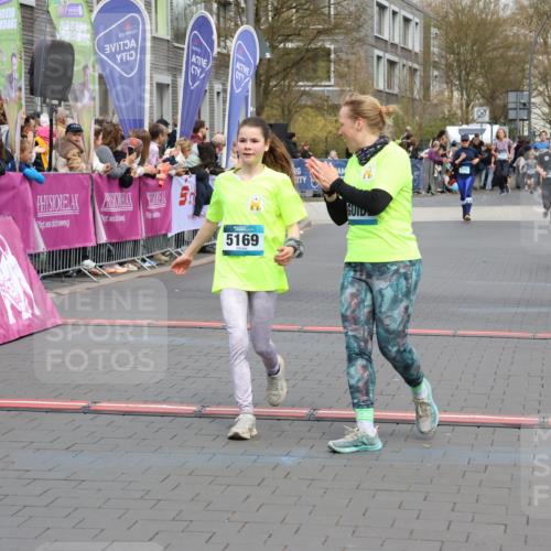12.04.2026 - 45. Internationalen Wilhelmsburger Insellauf Strokosch-Dieckow http://msf.ph/oto/9478359 12.04.2026 12:58:28 Ziel 5211, 4968, 2707, 5169, 5214, 4955 meine-sportfotos.de