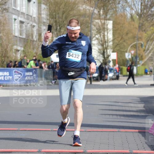 12.04.2026 - 45. Internationalen Wilhelmsburger Insellauf Strokosch-Dieckow http://msf.ph/oto/9478592 12.04.2026 11:42:58 Ziel 5432 meine-sportfotos.de