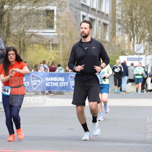 12.04.2026 - 45. Internationalen Wilhelmsburger Insellauf Strokosch-Dieckow http://msf.ph/oto/9478861 12.04.2026 13:29:14 Ziel 5509, 4316, 3564, 3483 meine-sportfotos.de