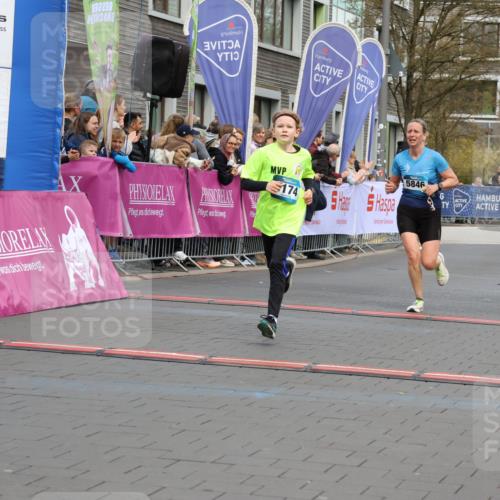12.04.2026 - 45. Internationalen Wilhelmsburger Insellauf Strokosch-Dieckow http://msf.ph/oto/9479076 12.04.2026 12:59:13 Ziel 5174, 5846, 3286, 3623 meine-sportfotos.de