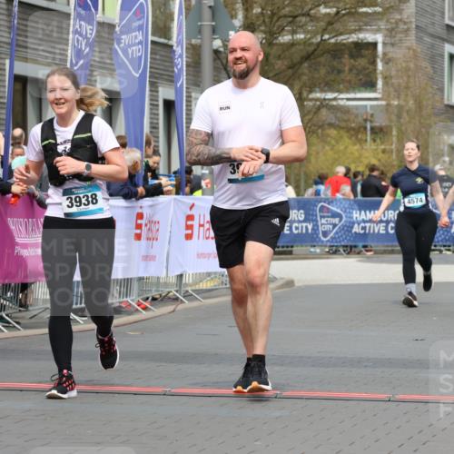12.04.2026 - 45. Internationalen Wilhelmsburger Insellauf Strokosch-Dieckow http://msf.ph/oto/9479426 12.04.2026 13:28:14 Ziel 2875, 3938, 3937 meine-sportfotos.de