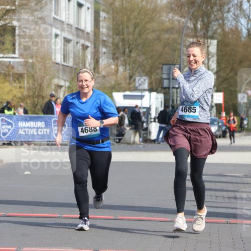12.04.2026 - 45. Internationalen Wilhelmsburger Insellauf Strokosch-Dieckow http://msf.ph/oto/9479467 12.04.2026 11:47:00 Ziel 2904, 4685, 4688 meine-sportfotos.de