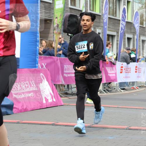 12.04.2026 - 45. Internationalen Wilhelmsburger Insellauf Strokosch-Dieckow http://msf.ph/oto/9479777 12.04.2026 13:28:01 Ziel 2944, 2945, 5222, 3215 meine-sportfotos.de