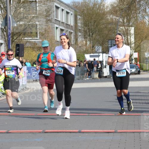 12.04.2026 - 45. Internationalen Wilhelmsburger Insellauf Strokosch-Dieckow http://msf.ph/oto/9479826 12.04.2026 11:48:11 Ziel 3533, 3532, 3457 meine-sportfotos.de