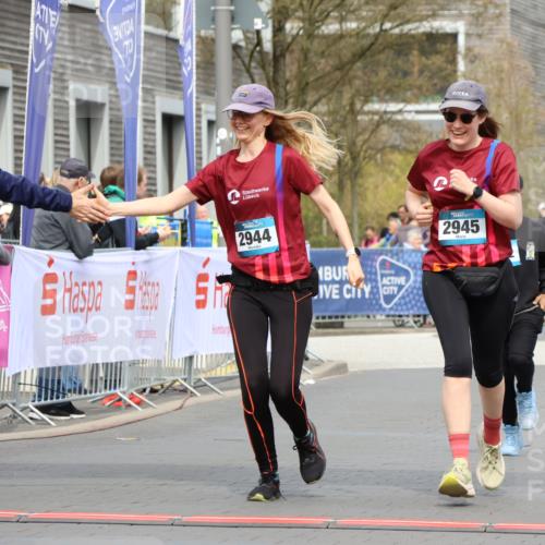12.04.2026 - 45. Internationalen Wilhelmsburger Insellauf Strokosch-Dieckow http://msf.ph/oto/9479836 12.04.2026 13:27:57 Ziel 2944, 2945, 5222 meine-sportfotos.de