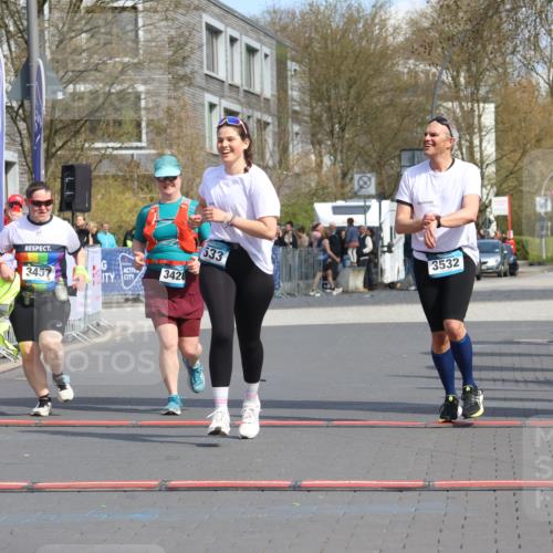 12.04.2026 - 45. Internationalen Wilhelmsburger Insellauf Strokosch-Dieckow http://msf.ph/oto/9479840 12.04.2026 11:48:11 Ziel 3533, 3532, 3457 meine-sportfotos.de