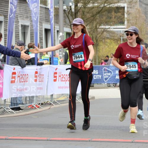 12.04.2026 - 45. Internationalen Wilhelmsburger Insellauf Strokosch-Dieckow http://msf.ph/oto/9479866 12.04.2026 13:27:57 Ziel 2944, 2945, 5222 meine-sportfotos.de
