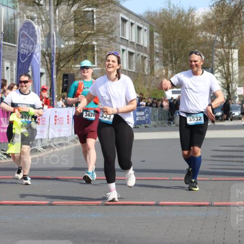 12.04.2026 - 45. Internationalen Wilhelmsburger Insellauf Strokosch-Dieckow http://msf.ph/oto/9479877 12.04.2026 11:48:12 Ziel 3533, 3532, 3457 meine-sportfotos.de