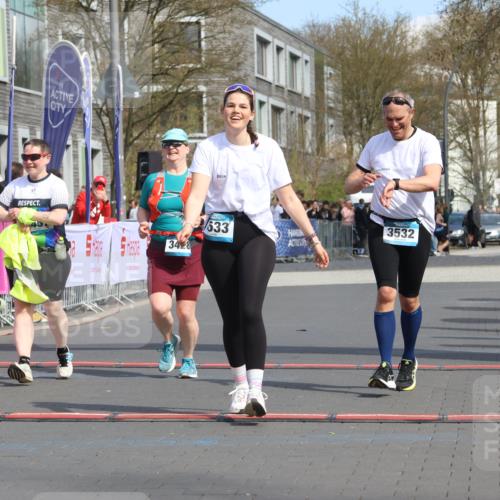 12.04.2026 - 45. Internationalen Wilhelmsburger Insellauf Strokosch-Dieckow http://msf.ph/oto/9479912 12.04.2026 11:48:12 Ziel 3533, 3532, 3457 meine-sportfotos.de