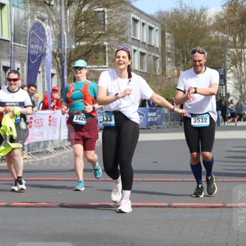 12.04.2026 - 45. Internationalen Wilhelmsburger Insellauf Strokosch-Dieckow http://msf.ph/oto/9479953 12.04.2026 11:48:13 Ziel 3533, 3532, 3457 meine-sportfotos.de