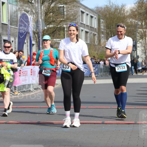 12.04.2026 - 45. Internationalen Wilhelmsburger Insellauf Strokosch-Dieckow http://msf.ph/oto/9479976 12.04.2026 11:48:13 Ziel 3533, 3532, 3457 meine-sportfotos.de