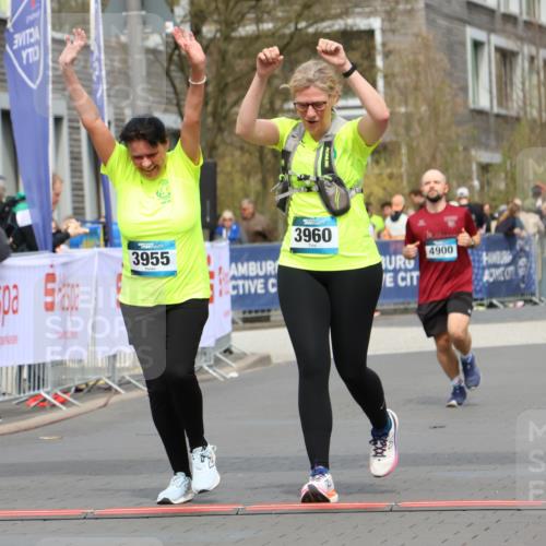 12.04.2026 - 45. Internationalen Wilhelmsburger Insellauf Strokosch-Dieckow http://msf.ph/oto/9479998 12.04.2026 13:27:42 Ziel 2969, 3888, 3960, 3955 meine-sportfotos.de