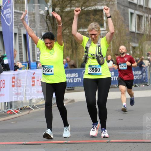 12.04.2026 - 45. Internationalen Wilhelmsburger Insellauf Strokosch-Dieckow http://msf.ph/oto/9480029 12.04.2026 13:27:42 Ziel 2969, 3888, 3960, 3955 meine-sportfotos.de