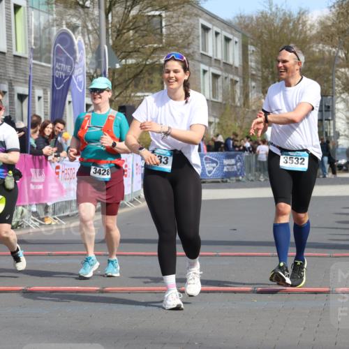 12.04.2026 - 45. Internationalen Wilhelmsburger Insellauf Strokosch-Dieckow http://msf.ph/oto/9480038 12.04.2026 11:48:13 Ziel 3533, 3532, 3457 meine-sportfotos.de