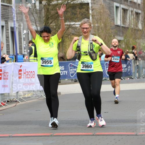 12.04.2026 - 45. Internationalen Wilhelmsburger Insellauf Strokosch-Dieckow http://msf.ph/oto/9480084 12.04.2026 13:27:41 Ziel 2969, 3888, 3960, 3955 meine-sportfotos.de