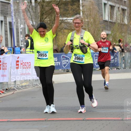 12.04.2026 - 45. Internationalen Wilhelmsburger Insellauf Strokosch-Dieckow http://msf.ph/oto/9480093 12.04.2026 13:27:41 Ziel 2969, 3888, 3960, 3955 meine-sportfotos.de