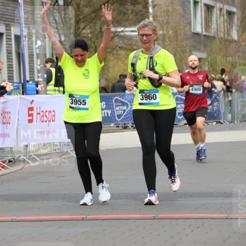 12.04.2026 - 45. Internationalen Wilhelmsburger Insellauf Strokosch-Dieckow http://msf.ph/oto/9480106 12.04.2026 13:27:41 Ziel 2969, 3888, 3960, 3955 meine-sportfotos.de